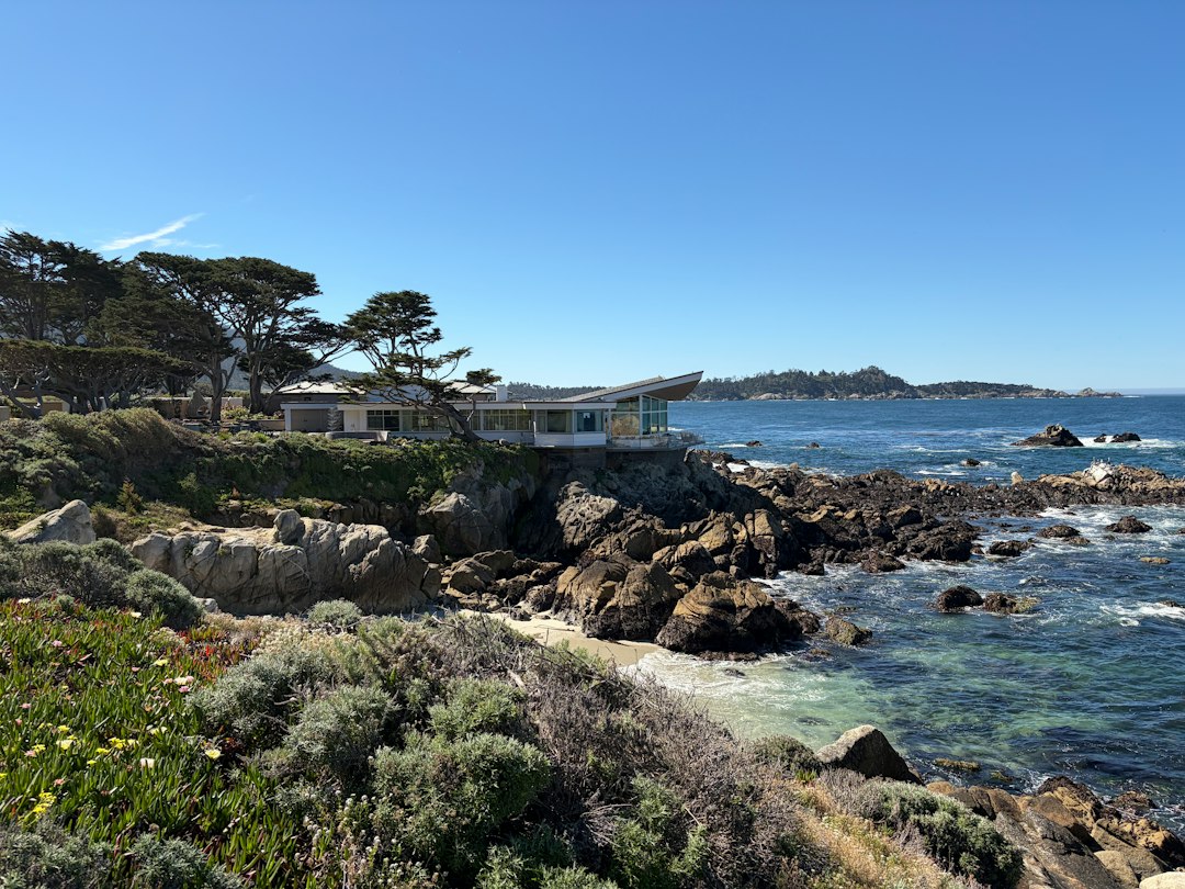 A sunny, scenic road leads directly to a beautiful coastal vacation home, symbolizing the strategy of driving direct traffic.